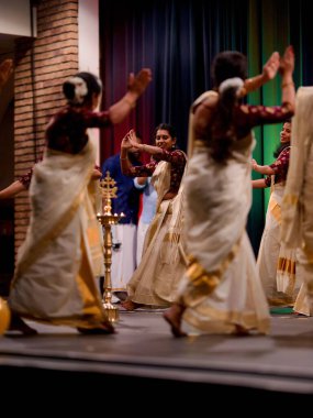 Geleneksel elbiseli güzel Hintli kızlar Onam festivalinde hoş geldin dansı yapıyorlar.