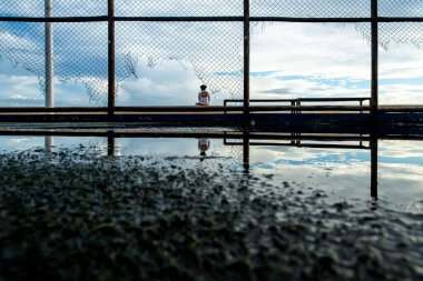 Öğleden sonra geç saatlerde Bahia 'nın Salvador kentindeki Rio Vermelho plajında bir kişi oturuyor..