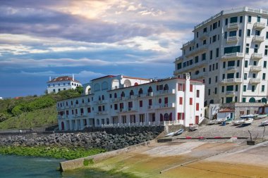 Fransa 'daki Biarritz, küçük liman ve sahil Vieux Limanı, turistik manzara