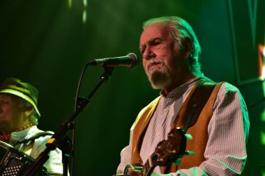 İngiliz Scrumpy ve Batılı grup The Wurzels Komedia, Bath 'da sahne aldılar. Birleşik Krallık. 8 Aralık,