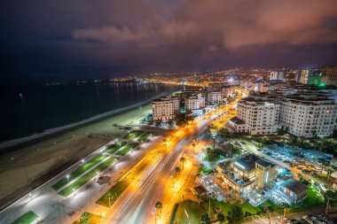 Gece Tanger şehir merkezindeki binaların panoramik görüntüsü