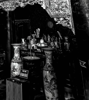 Sergi sırasında yanında metin bulunan bir pano ile birlikte ev eşyalarının klasik koleksiyonunun gri tonlamasını.