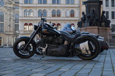 Harley Davidson bir otoparkta