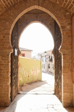 İspanya 'nın Valensiya eyaletindeki Denia kentindeki Arap tarzı kemerin dikey görüntüsü