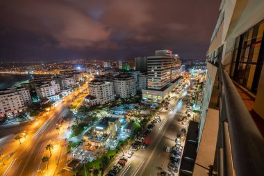 Gece Tanger şehir merkezindeki binaların panoramik görüntüsü