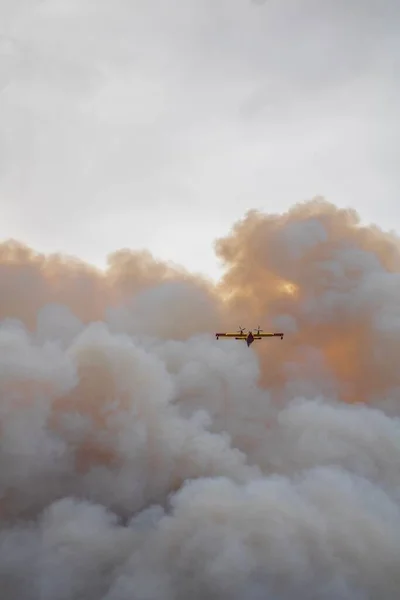 Disparo Vertical Avión Volando Las Grandes Bengalas Incendio Forestal —  Fotos de Stock