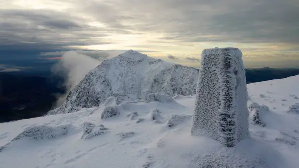Puncak Gunung Snowdon Bersalju Dengan Latar Langit Berawan Wales Inggris — Stok Foto