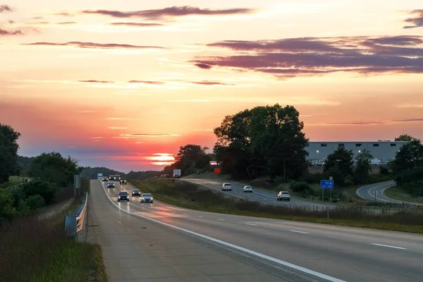 Ann Arbor, Michigan, ABD 'de günbatımında I94 otoyolu trafiği