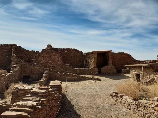 Ερείπια Του Αρχαίου Φαραγγιού Chaco Μπλε Συννεφιασμένο Ουρανό Στο Chaco — Φωτογραφία Αρχείου