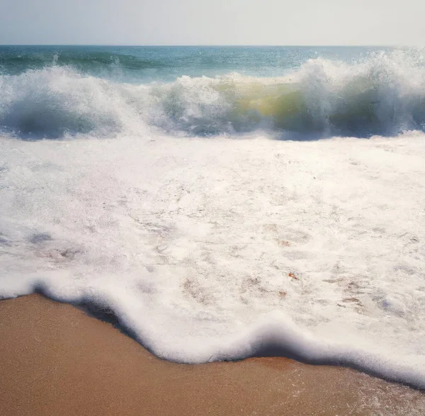 Ein Bild Von Sprudelnden Weißen Wellen Der Bewegung Strand — Stockfoto