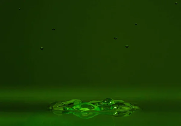 Вода Пузырьки Капли Изолированы Пустом Зеленом Фоне — стоковое фото