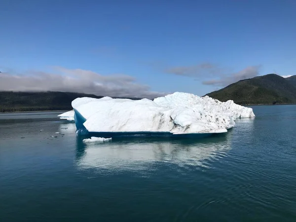 Замерзлий Льодовик Посеред Моря Зеленими Горами Фоні Сонячного Дня — стокове фото