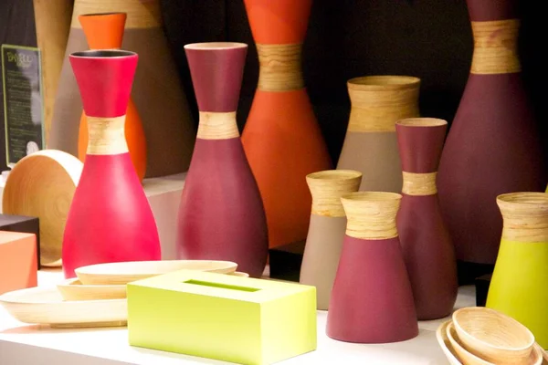 Barevné Dřevěné Vyřezávané Vázy — Stock fotografie