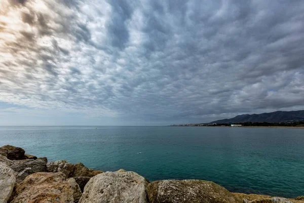Een Prachtig Landschap Van Zee Kust Rotsen Met Dramatische Wolken — Stockfoto
