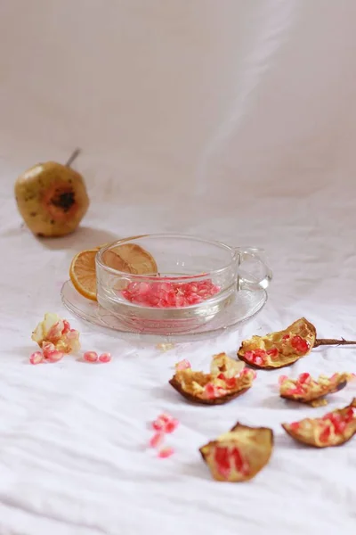 Vertical Shot Pomegranate Seeds Glass Cup Make Fresh Fruit Juice — Stock Photo, Image