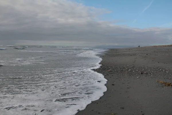 Měkké Vlny Oceánu Pěnou Písečné Pláži Proti Zamračené Obloze Novém — Stock fotografie