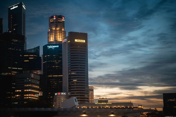 シンガポールの曇り空の下での多目的高層ビルの眺め — ストック写真