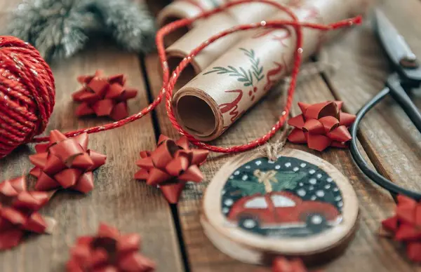 Nahaufnahme Von Weihnachtsdekoration Und Geschenkpapier Auf Holzbrettern — Stockfoto