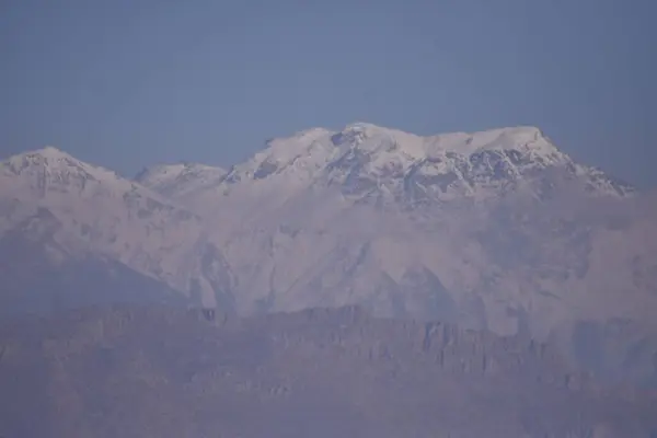 Αεροφωτογραφία Του Βραχώδους Ορεινού Τοπίου Κάτω Από Τον Γαλάζιο Φωτεινό — Φωτογραφία Αρχείου