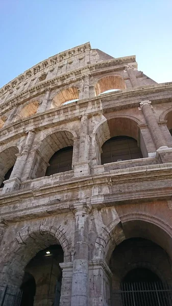 Tiro Vertical Famoso Antigo Coliseu Roma Contra Céu Azul — Fotografia de Stock