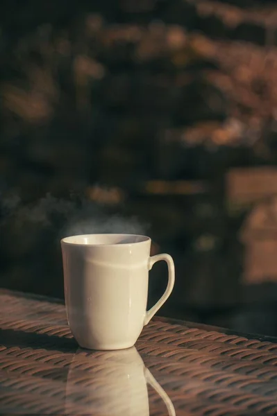 Vertical Shot White Mug Reflecting Table Glass Blur Background Perfet — Stock Photo, Image