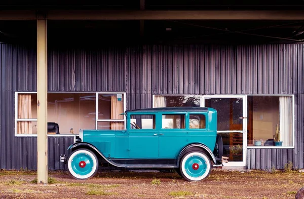 Ahşap Bir Binanın Önünde Eski Mavi Bir Arabanın Yakın Plan — Stok fotoğraf