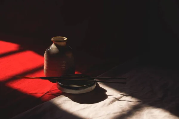 Light Shadows Cast Incense Sticks Porcelain Platter Showing Concept Meditation — Stock Photo, Image