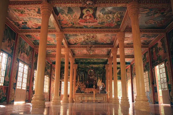 Gyönyörű Belső Tér Oltár Egy Hagyományos Khmer Buddhista Templom Kambodzsában — Stock Fotó