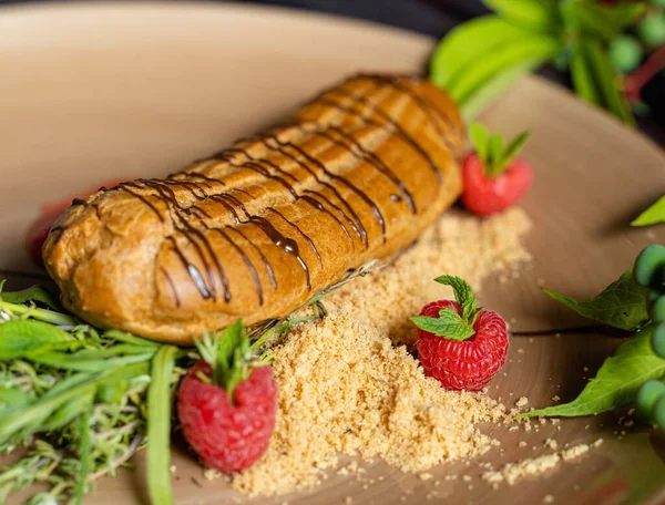 Close Shot Raspberry Eclair Served Crushed Biscuits Leaves Chocolate Ganache — Stock Photo, Image