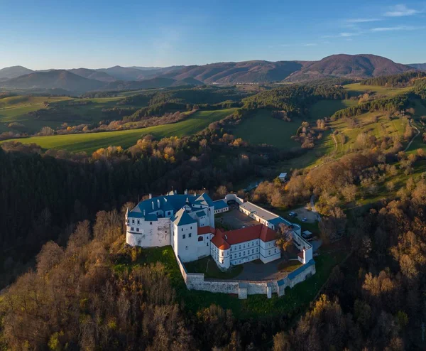 Вид Замок Люпсіан Зеленому Пагорбі Словаччині — стокове фото