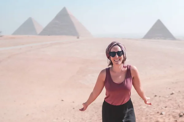 一个在沙漠中探索埃及金字塔的年轻女子 — 图库照片