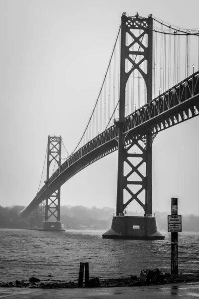 Grayscale Mount Hope Bridge Foggy Morning Bristol Rhode Island — Stock Photo, Image