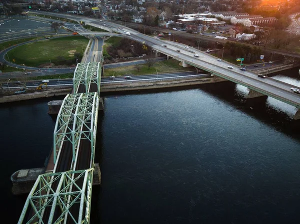 ニュージャージー州トレントンのデラウェア川に架かるローワートレントン高速道路橋の空中日の出 — ストック写真