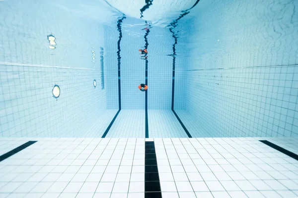 Een Menselijke Duik Een Helder Goed Ontworpen Zwembad — Stockfoto