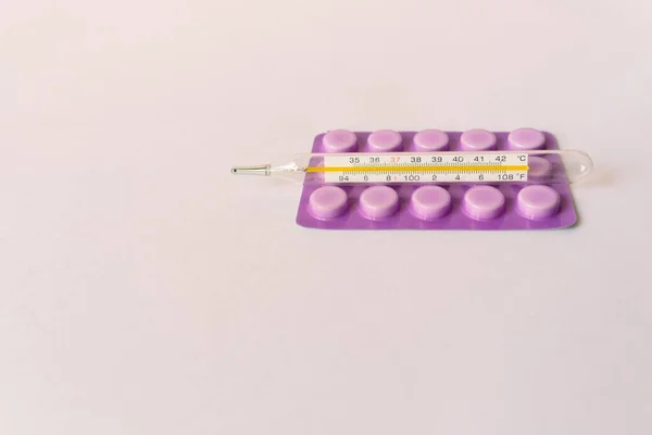 Různé Zdravotnické Vybavení Teploměr Ampule Pipeta Léky Tablety Tobolky Sprej — Stock fotografie