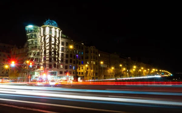 Piękny Widok Dom Tańca Praga Nocy Długą Ekspozycją Światła Samochodu — Zdjęcie stockowe