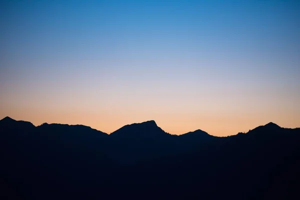 Een Silhouet Van Bergwoede Met Zonsondergang Achtergrond Vorarlberg Oostenrijk — Stockfoto