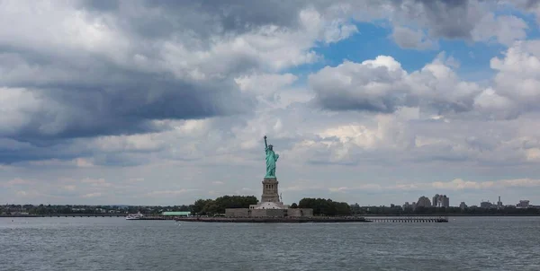 Panoramiczne Ujęcie Słynnej Statui Wolności Ciągu Dnia Dużymi Puszystymi Chmurami — Zdjęcie stockowe