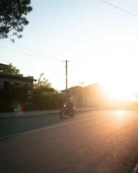 Ένα Κάθετο Πλάνο Ενός Ανθρώπου Που Οδηγεί Μοτοσικλέτα Στο Ηλιοβασίλεμα — Φωτογραφία Αρχείου