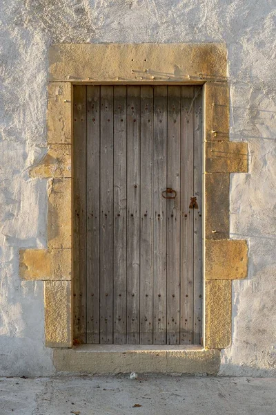 Вертикальный Снимок Входа Старое Каменное Здание Через Деревянную Дверь — стоковое фото