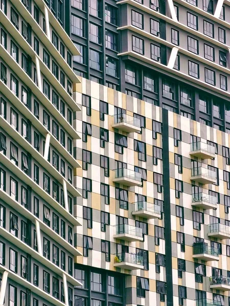 Eine Vertikale Aufnahme Von Hochhäusern — Stockfoto