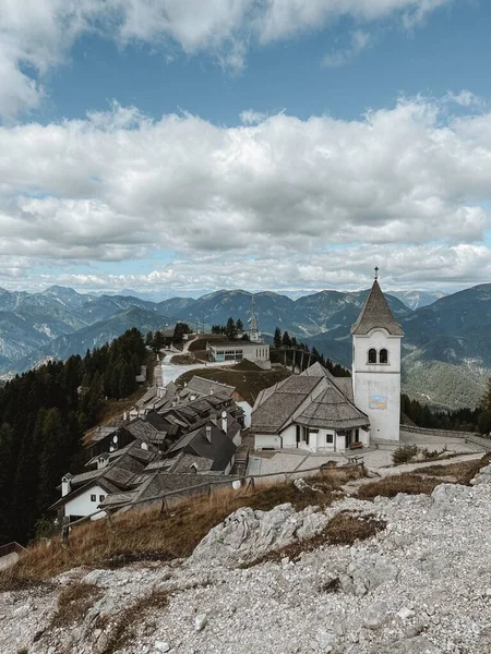 Vacker Utsikt Över Vid Monte Lussari Mulen Dag — Stockfoto