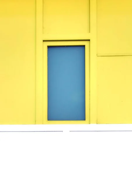 一幢蓝色窗户的黄色建筑 — 图库照片