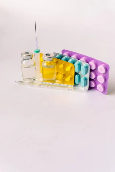 Varios Equipos Médicos Termómetro Ampollas Pipeta Medicamentos Tabletas Cápsulas Aerosol — Foto de Stock