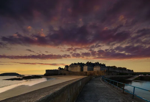 Vízszintes Kilátás Egy Éjszakára Megerősített Városban Saint Malo Franciaországban Rózsaszín — Stock Fotó