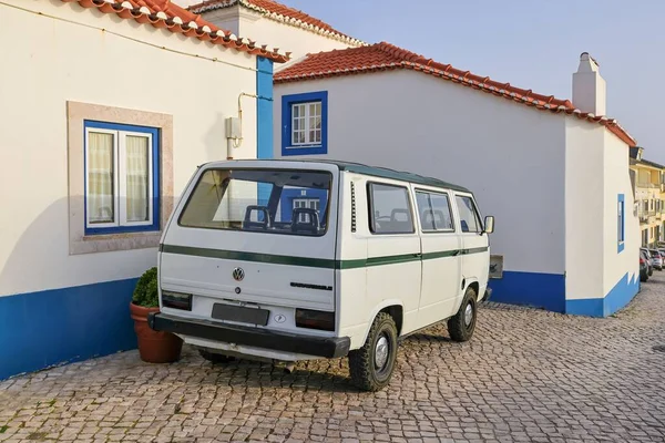 Velho Volkswagen Branco Restaurado Estacionado Uma Estrada Paralelepípedos — Fotografia de Stock