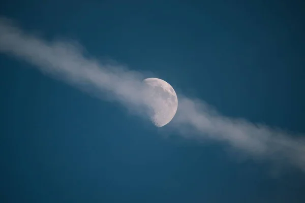 Vacker Bild Moln Som Sträcker Sig Mot Halvmåne Blå Himmel — Stockfoto