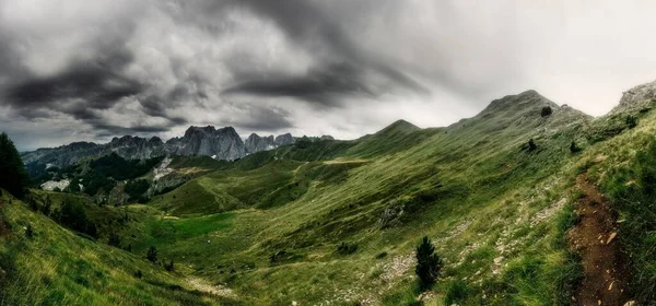 Malebná Krajina Hor Zelenými Svahy Pod Zataženou Tmavou Oblohou — Stock fotografie