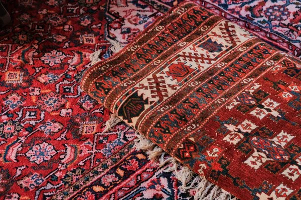 Два Персидских Ковра Ручной Работы Красноватыми Цветами — стоковое фото