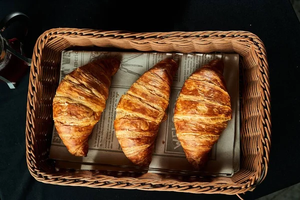 Egy Közeli Kép Néhány Croissant Egy Barna Kosárban — Stock Fotó